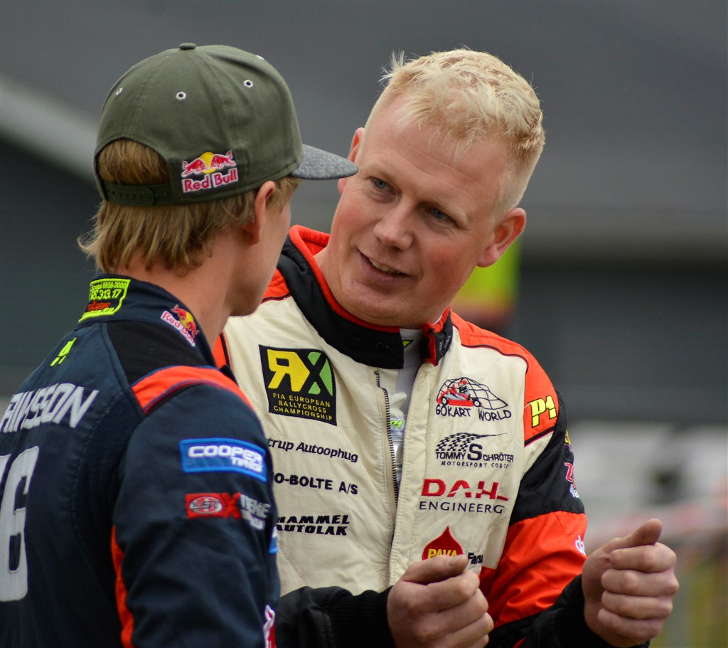 Danskeren diskuterer en konkurrence-deltalje med den senere vinder af RallyX Nordic 2019: Oliver Eriksson.
(Foto: Åge Keseler Kirketerp)